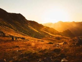 桂林旅游景点英文介绍简单一点，介绍桂林的英语作文(5句话)